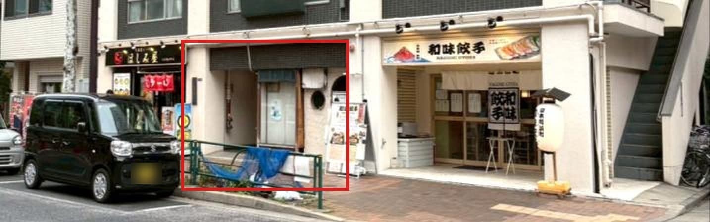 前面道路と建物1階(現況)。赤枠が本物件の区画です